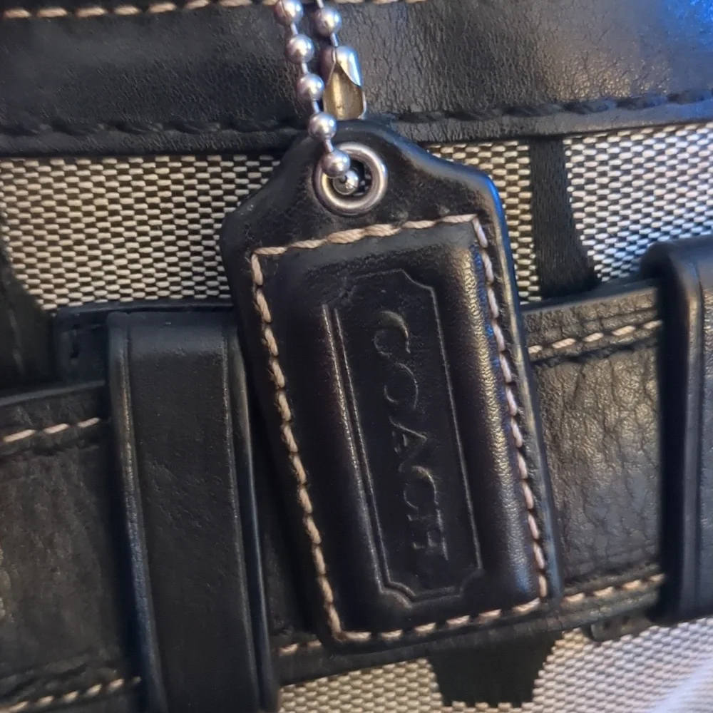 Authentic Coach Hamptons Signature Pocketbook